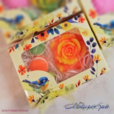 Набор мыла "Роза и 3 мини-макаруни" -1 в подарочной коробке